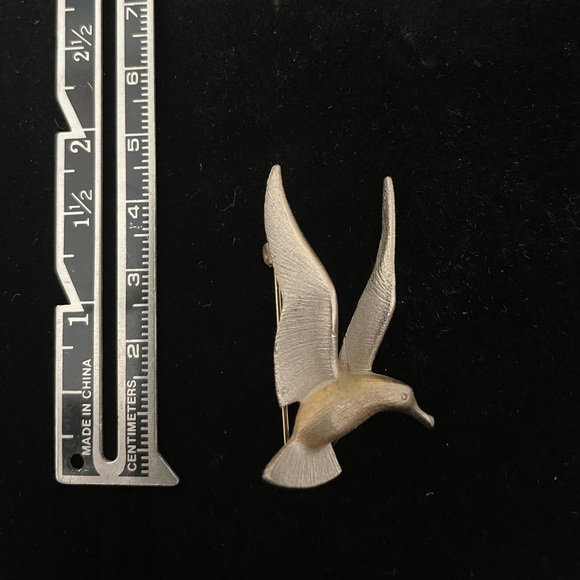 Brushed pewter & gold Hummingbird Brooch/Pin - Picture 1 of 2